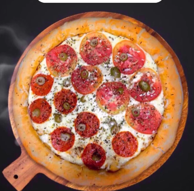 Pizza grande de El NONO mitad Napolitana y mitad Pepperoni, con borde relleno, recién salida del horno